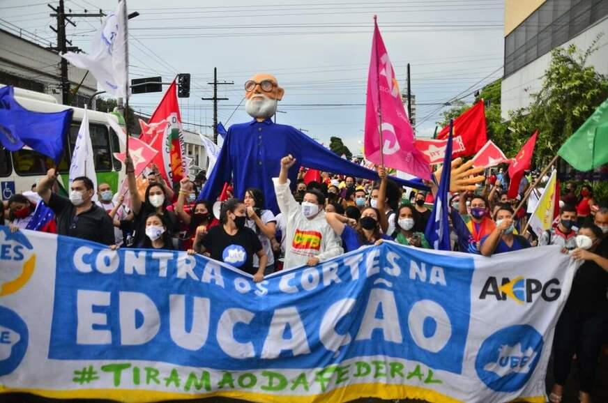 Mesmo com chuva, manifestantes realizam ato contra governo Bolsonaro