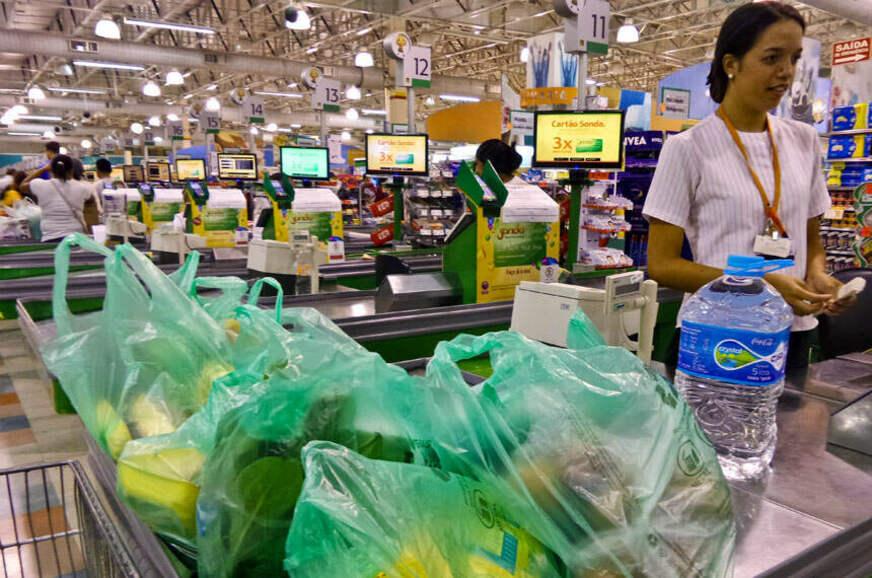 Lei que proíbe distribuição de sacolas plásticas começa a valer em Manaus