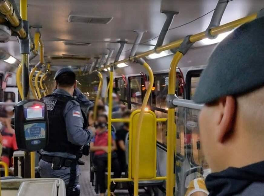 Dupla é presa após assaltar ônibus da linha 542