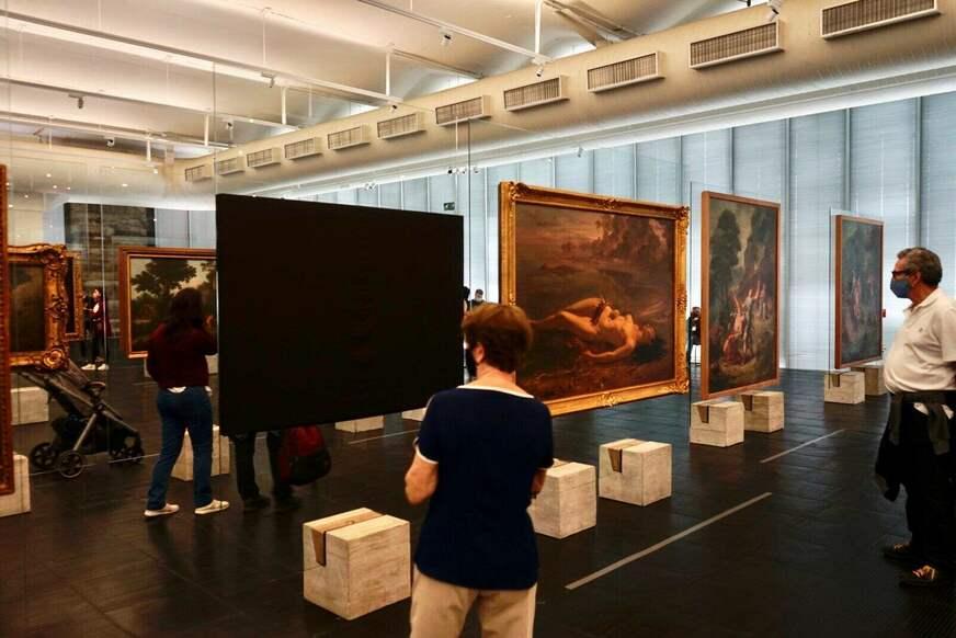 A pedido de Denilson Baniwa, obra indígena no MASP é coberta em homenagem a Jaider Esbell