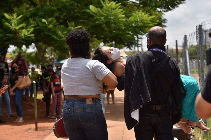 Fã desmaia ao ver corpo de Marília Mendonça