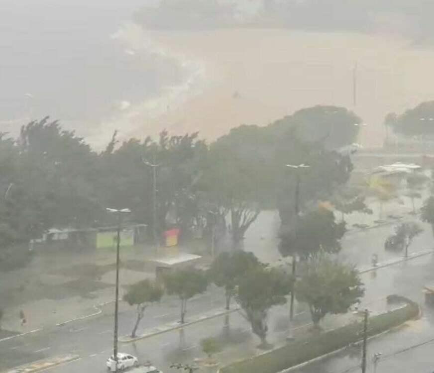 Manaus tem manhã de fortes chuvas e ventos fortíssimos