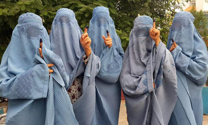 Talibã proíbe mulheres de viajar sem acompanhante