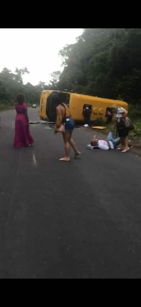 Duas mortes e dezenas de feridos em acidente com micro-ônibus, em Novo Airão