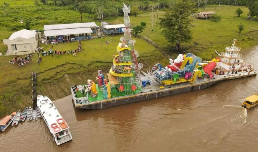 Presépio flutuante percorre comunidades dos rios Negro e Amazonas