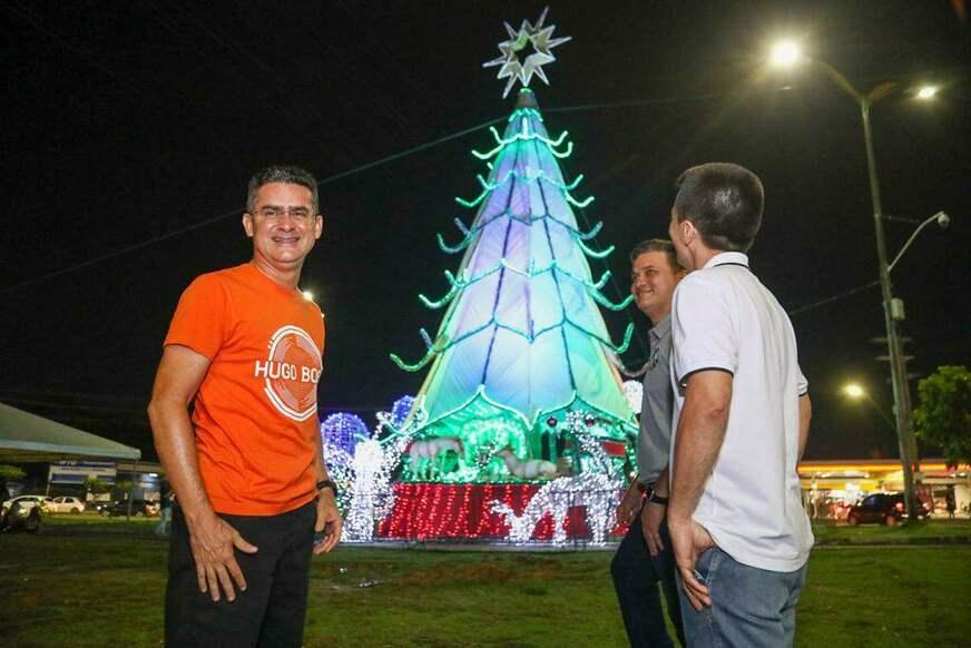 Prefeitura entrega árvore de Natal na Bola do Produtor