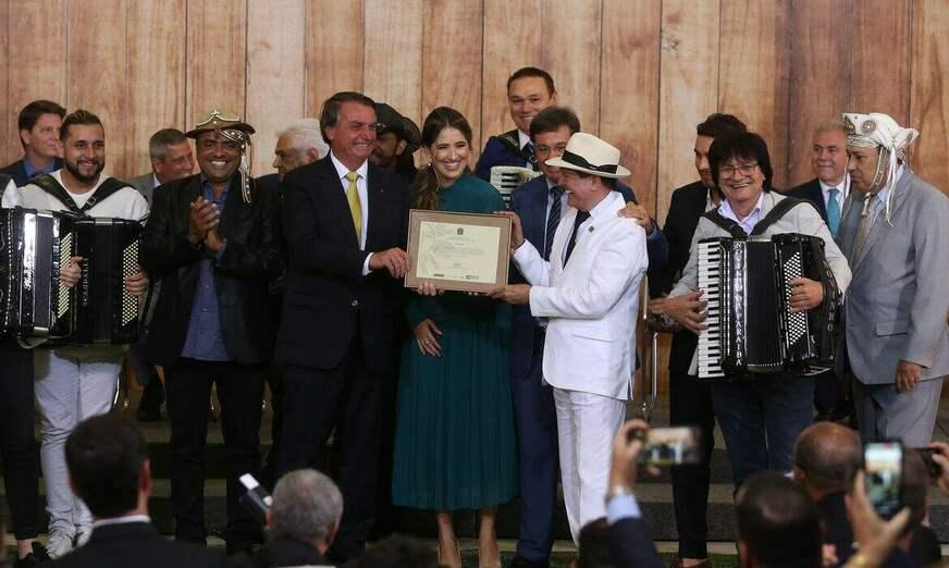 Bolsonaro participa de cerimônia de reconhecimento cultural do forró