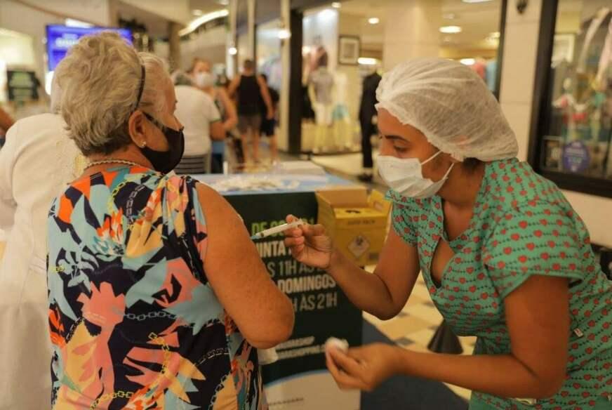 Vacinação contra covid-19 é retomada nos shopping centers de Manaus