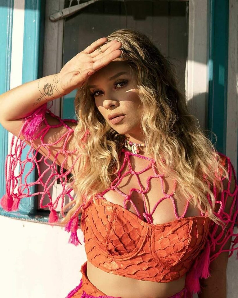 Cantora Lorena Simpson assina com a editora Som Livre