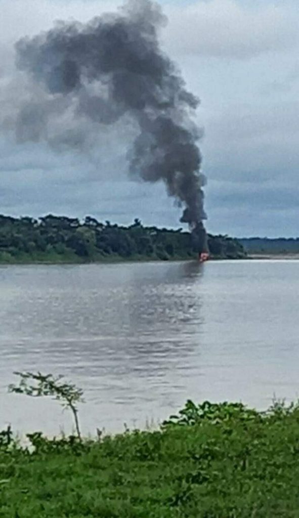 Polícia Federal ‘arranca’ dragas da orla de Borba e queima uma balsa