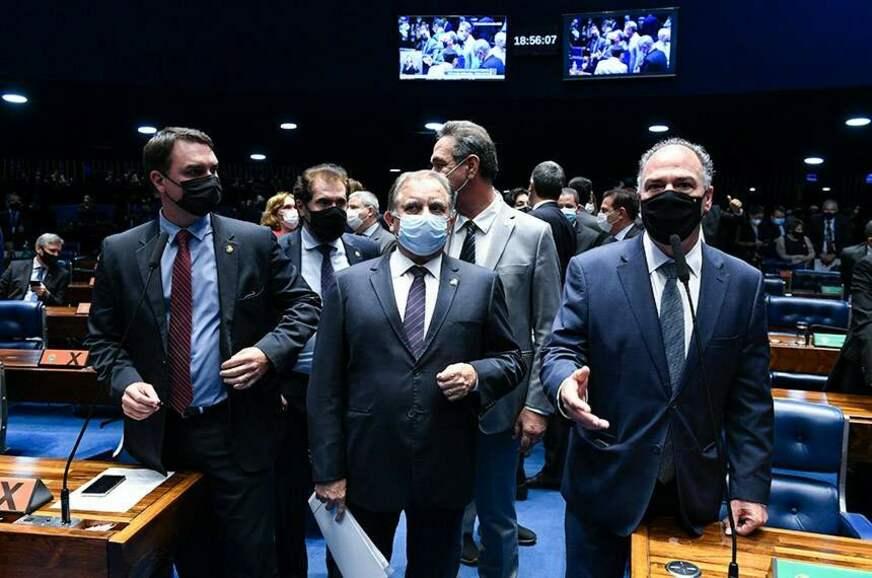 Senado aprova PEC dos Precatórios; texto garante auxílio de R$ 400