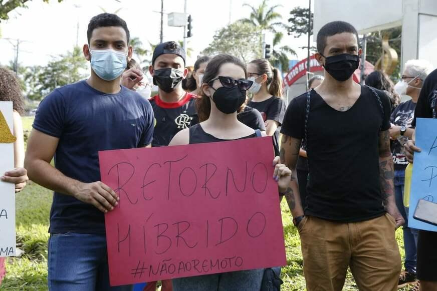 Protesto de universitários pede volta das aulas presenciais na Ufam