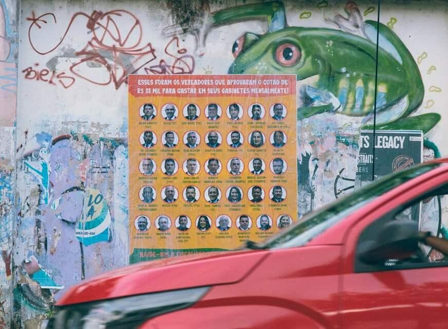 Ativistas protestam contra o aumento do cotão dos vereadores