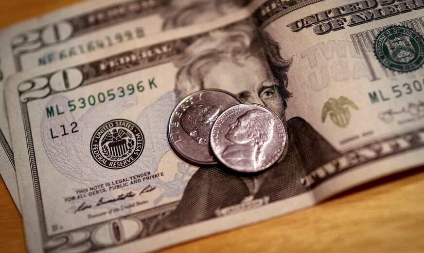 Dólar cai para R$ 5,46 e fecha no menor valor em dois meses