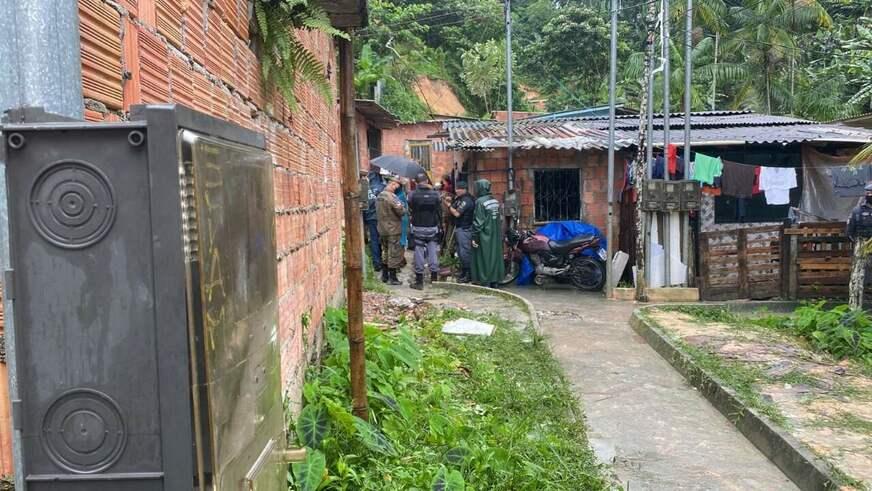 Criança de 7 anos morre soterrada após barranco desabar na Zona Norte de Manaus