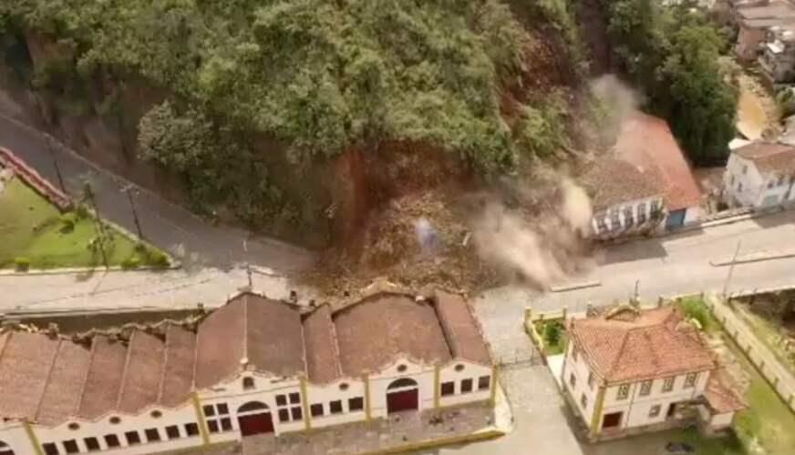 Parte de morro desliza sobre duas casas no centro de Ouro Preto