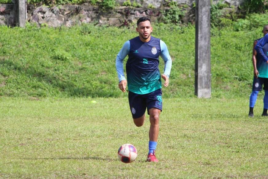 Legado de família: volante do São Raimundo segue os passos de ex-jogador do clube