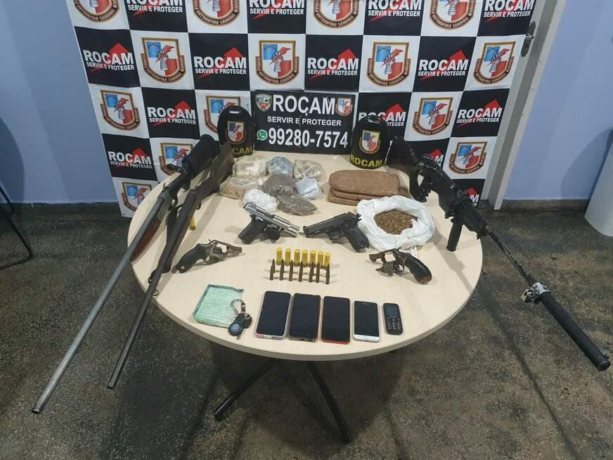 Polícia desarticula quadrilha e apreende fuzil, pistolas e drogas