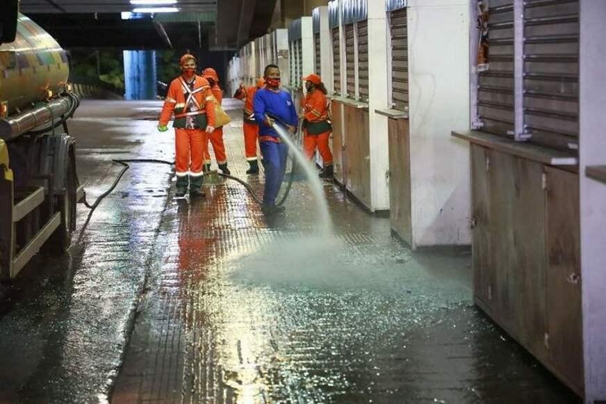 Terminais e garagens de ônibus são sanitizados pela prefeitura