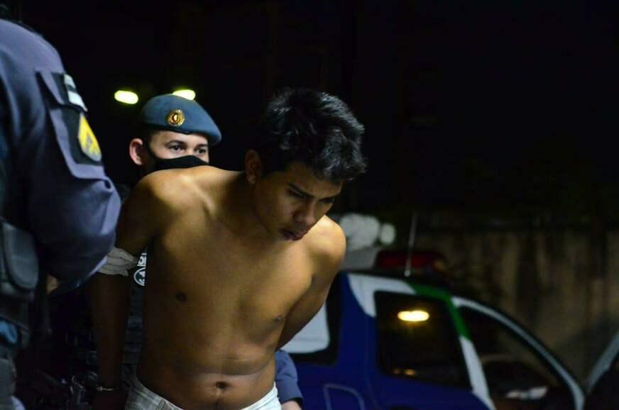 Cabeleireiro é assassinado com quatro facadas em condomínio