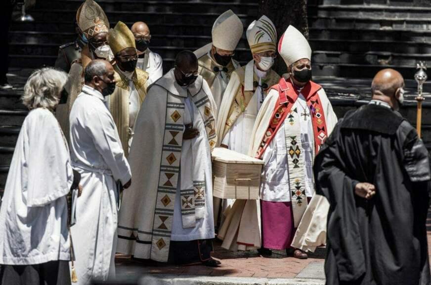 Cinzas de Desmond Tutu são enterradas