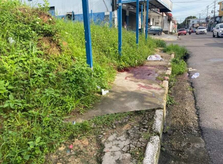 Homem é encontrado morto em calçada na Compensa