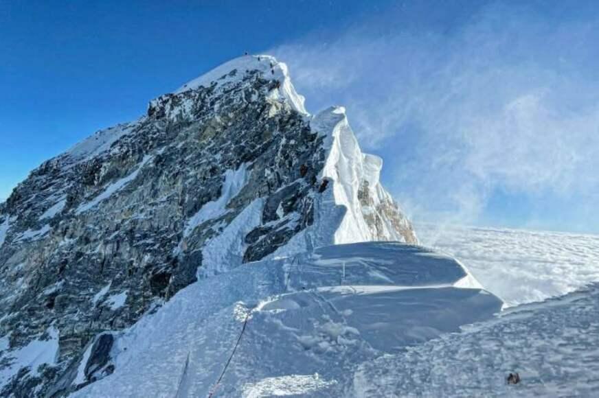 Maior geleira do Everest derrete a ritmo acelerado