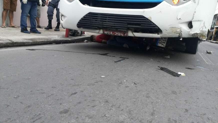 Suspeito de cometer assalto morre em colisão com ônibus no Manoa