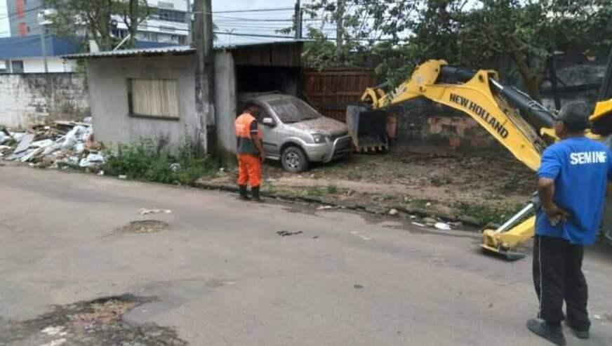 Garagem construída em calçada é demolida no bairro Chapada