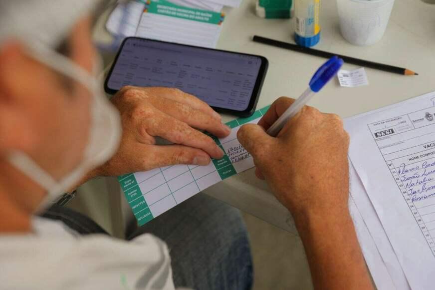 PL que quer proibir passaporte da vacina no Amazonas ignora dados do Amazonas