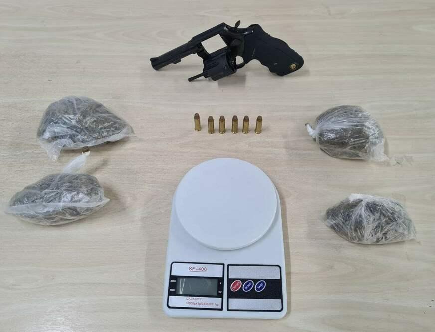 Jovem é preso com arma, munições e drogas na comunidade Riacho Doce