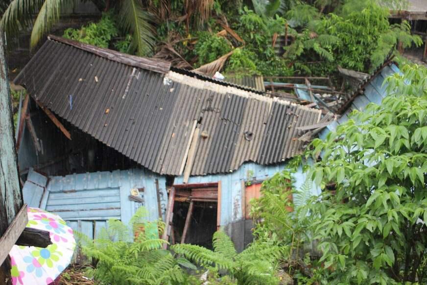 Forte chuva causa desabamento de casa na Comunidade da Sharp