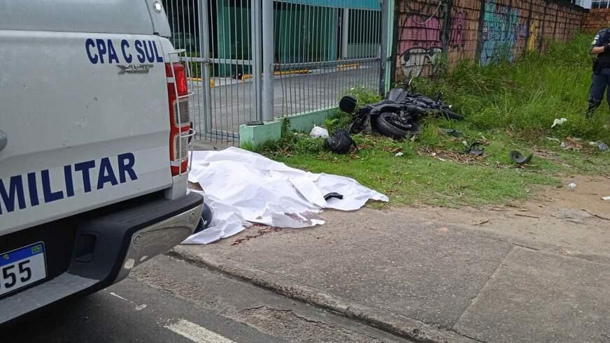 Casal morre após moto se chocar com uma grade