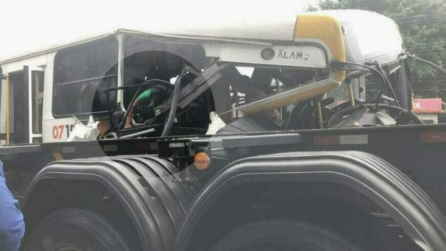 Cobradora que ficou presa nas ferragens de ônibus está na UTI do Hospital João Lúcio