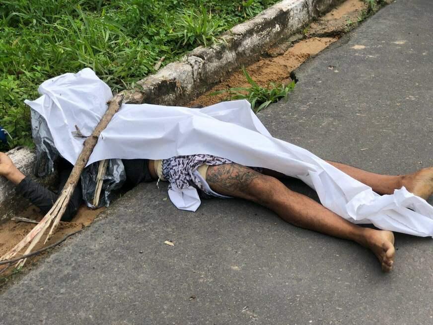 Homem é encontrado morto próximo à escola, no Tarumã