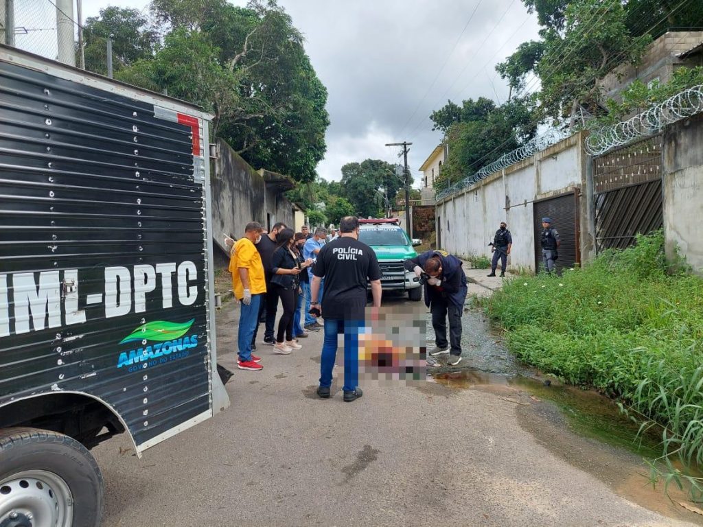 Equipe do Instituto Médico Legal recolheu o corpo da mulher assassinada na rua Mutuca, Conjunto Atílio Andreazza, bairro Japiim, na zona Sul de Manaus
