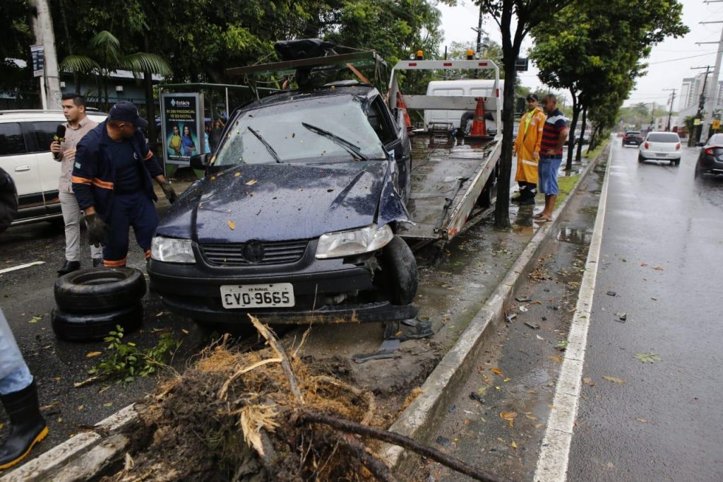 Acidente entre carro e caminhão deixa trânsito lento na Avenida André Araújo