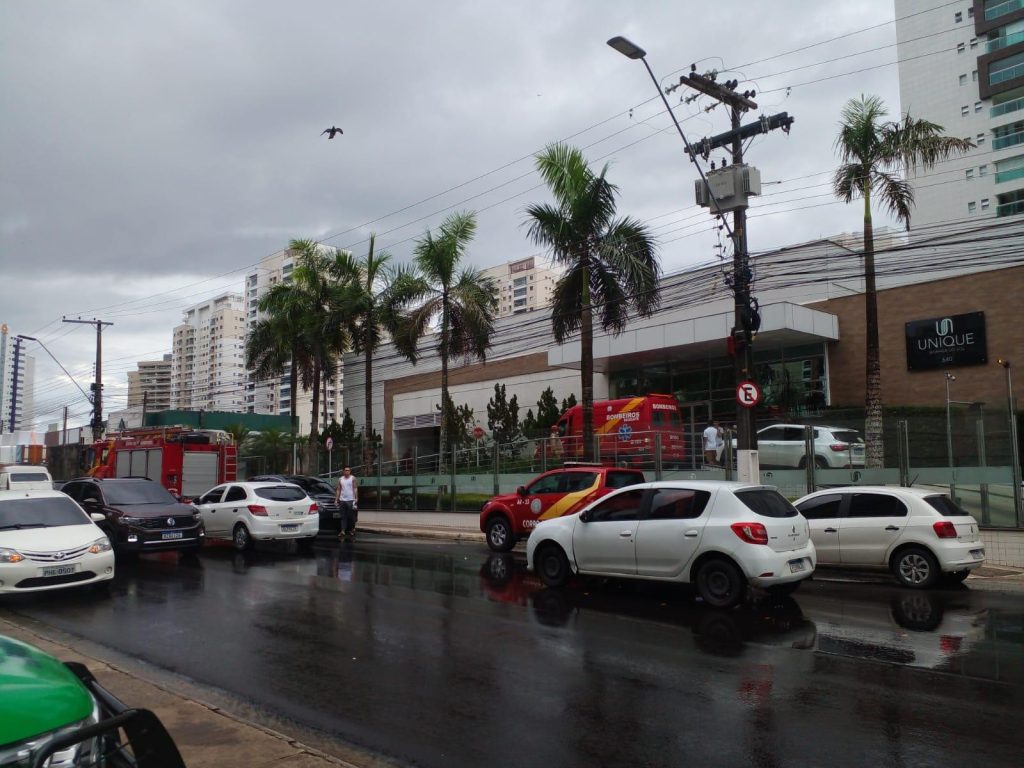 Bombeiros controlam incêndio em apartamento na Morada do Sol
