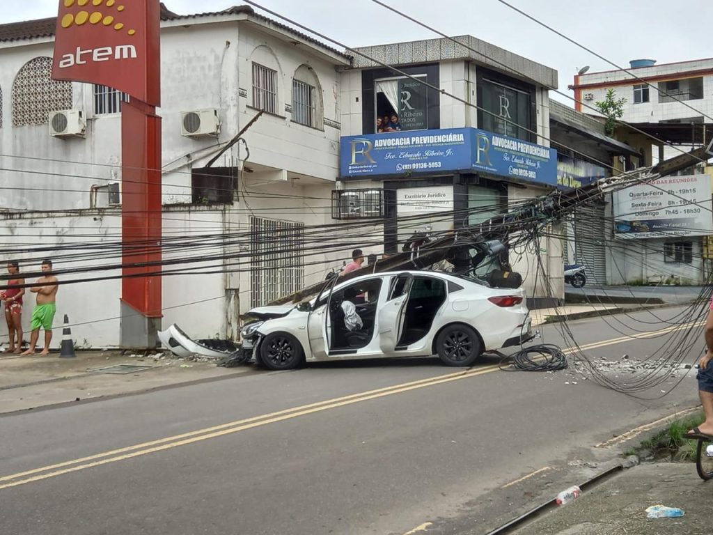 Homem derruba poste em acidente de trânsito no Lírio do Vale