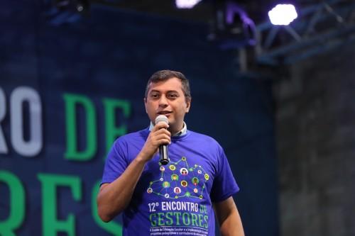 Professores recebem chips com dados móveis para ampliar acesso à internet
