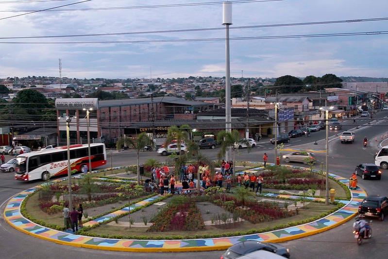 Rotatória Coronel Jorge Teixeira é entregue na zona Leste