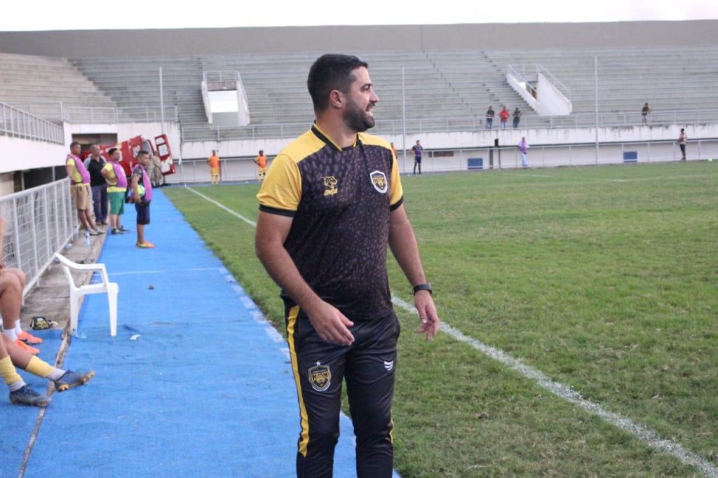 Rafael Lacerda vibra com vitória, mas ainda vê equipe longe do ideal