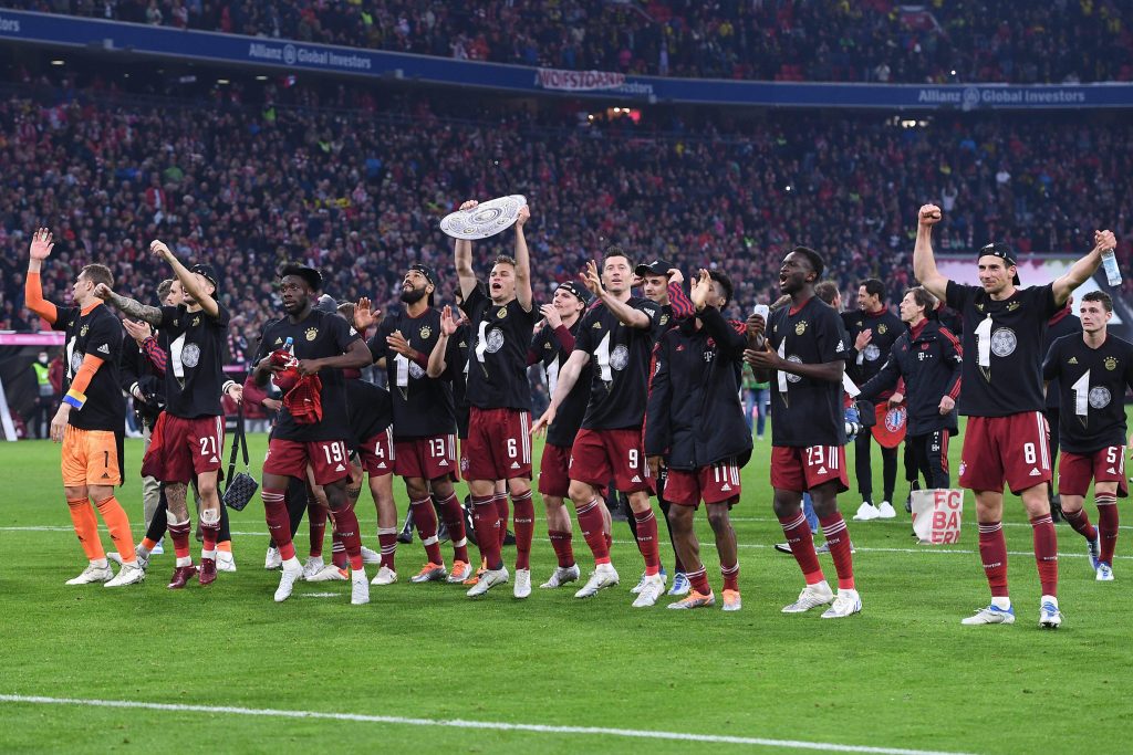 Jogadores do Bayern comemoraram o título no gramado após o fim do jogo