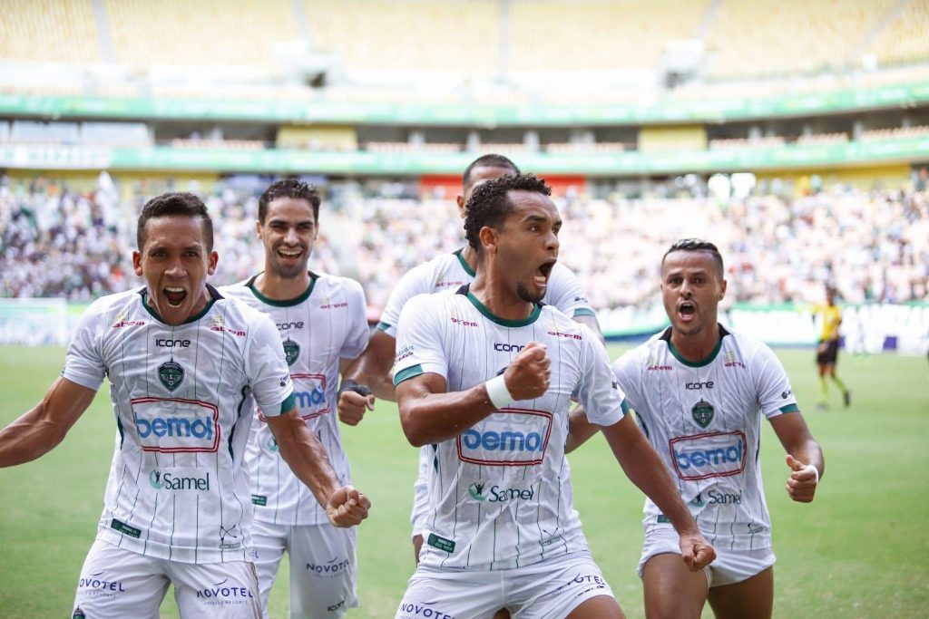 Felipe Baiano comemorando o gol que deu a vitória ao Manaus