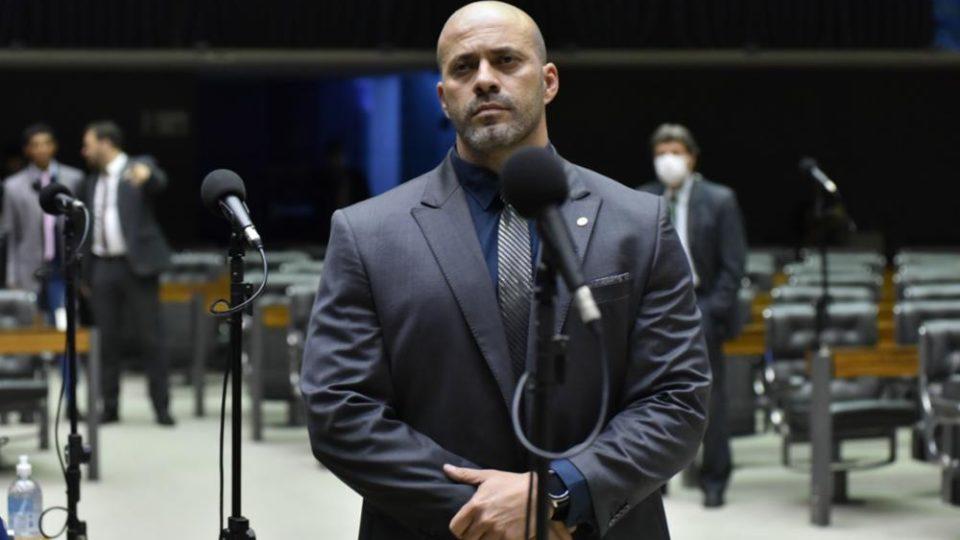 Daniel Silveira diz estar sem tornozeleira: “Nem era para eu ter usado”