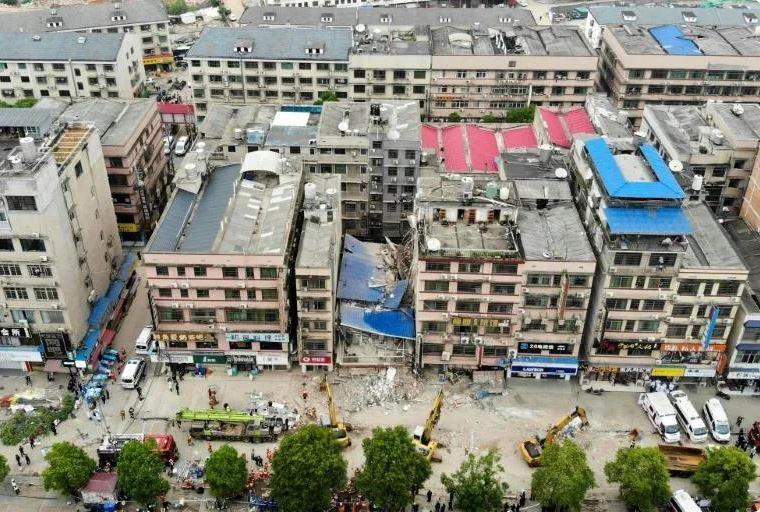 Dezenas de desaparecidos em desabamento de prédio na China