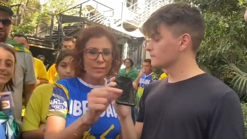 Questionada sobre mortes por falta oxigênio, Carla Zambelli afirma: “A culpa é de Manaus”