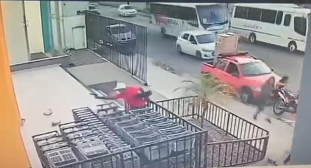 Câmara de vigilância flagra momento que PM é baleado