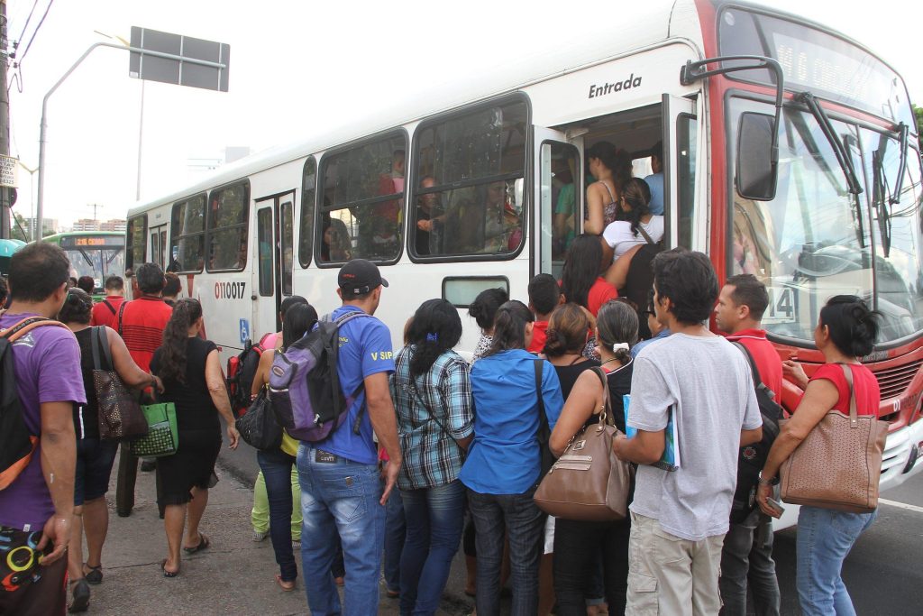 Serviço de ônibus agride usuários