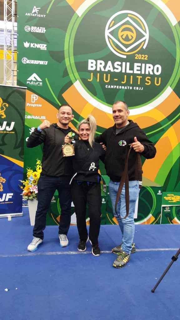 Valeska Castro com a medalha de ouro no Campeonato Brasileiro de Jiu-Jitsu